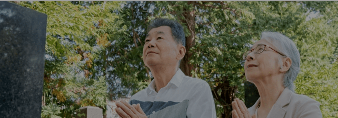 お墓じまいを行っている風景画像