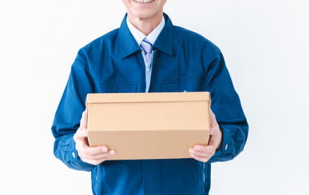 荷物を持った配達員