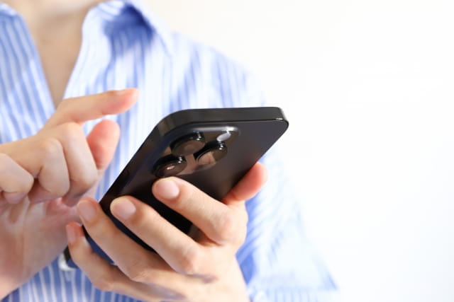 スマホで問い合わせをする様子