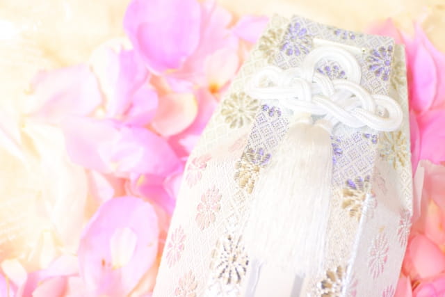 花に囲まれた骨壺