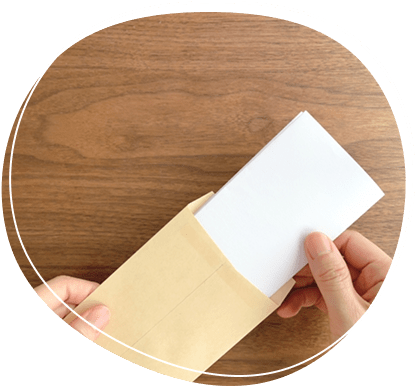 封筒から書類を取り出す手